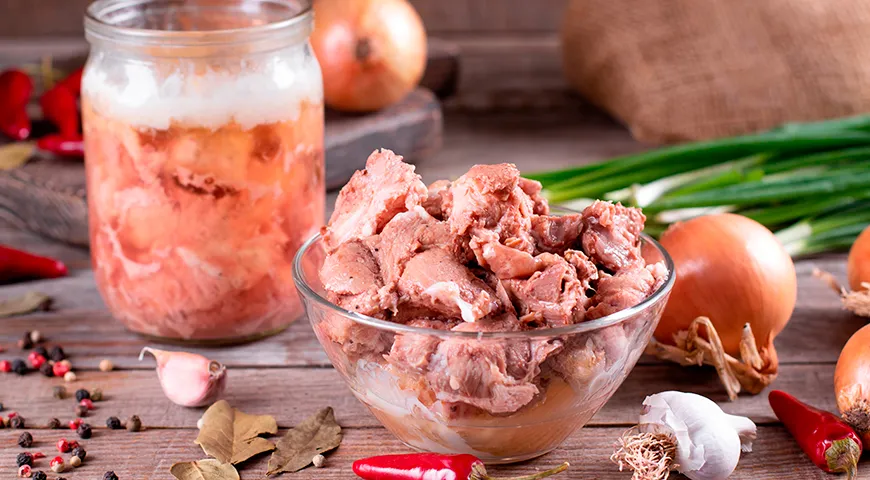 Мясные куски тушенки должны быть цельными, упругими, без избытка пленок, хрящей или больших сгустков жира