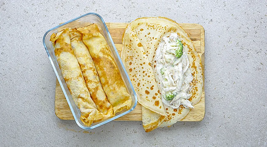 Блинная запеканка с курицей и брокколи