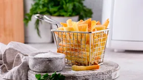 Вкусная, хрустящая и невредная: как приготовить картошку фри в духовке
