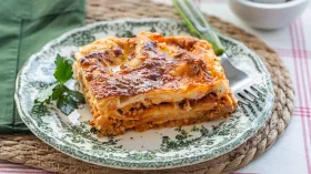 Лазанья с фаршем и томатным соусом