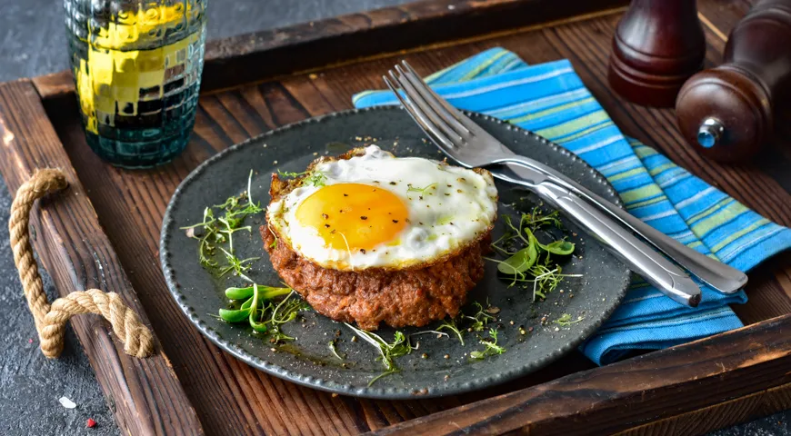 Рубленый бифштекс из фарша, с яйцом
