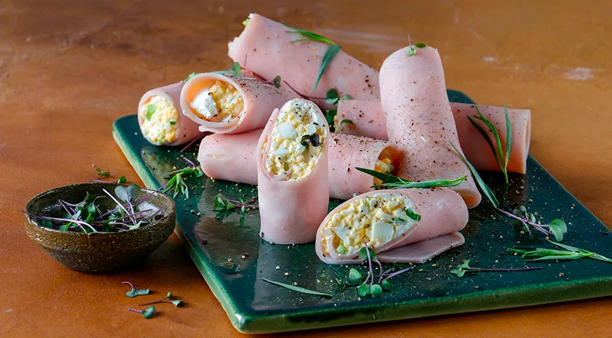 Рулетики из ветчины с яйцами, сыром и чесноком