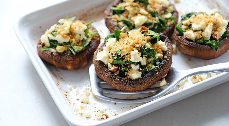 Фаршированные грибы с брынзой