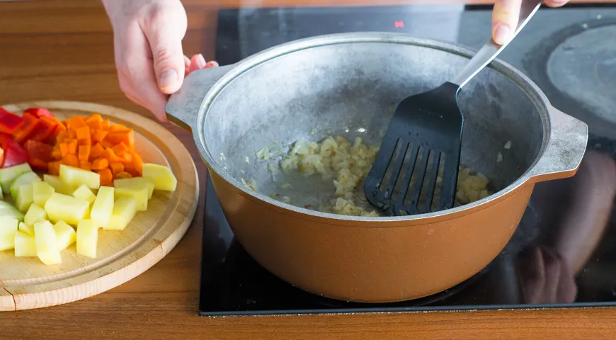 Овощи — универсальная основа для вкусного рагу, легкого супа или начинки для омлета