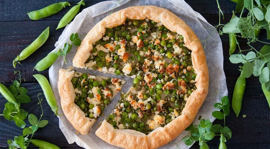 Пирог с молодым горошком, зеленым луком и брынзой