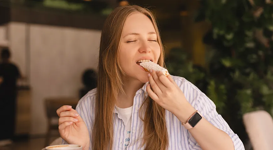 Осенью люди интуитивно «заедают» хандру калорийной едой, так как она помогает организму вырабатывать гормон радости серотонин и улучшает настроение