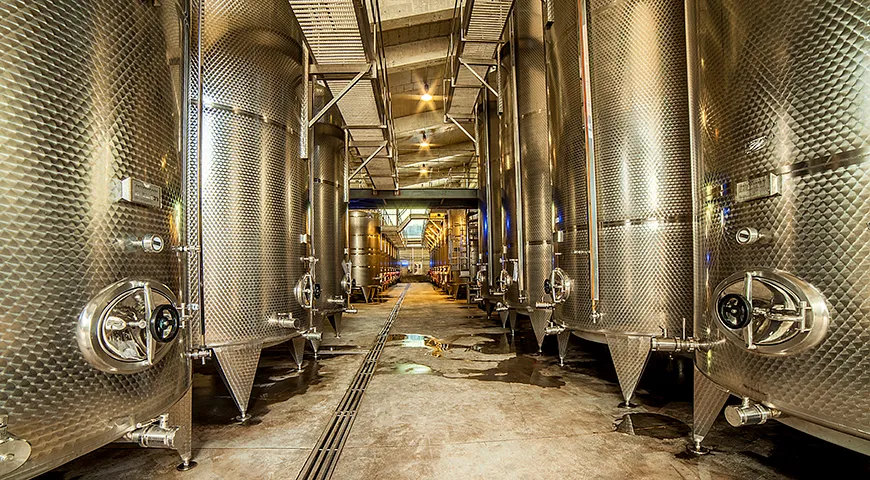Емкости из нержавеющей стали позволяют контролировать температуру и весь процесс ферментации вина
