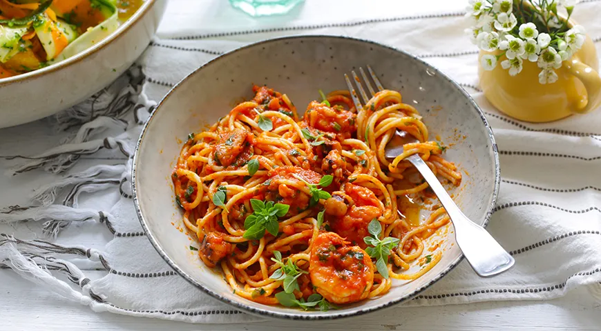 Спагетти с морским коктейлем в густом томатном соусе
