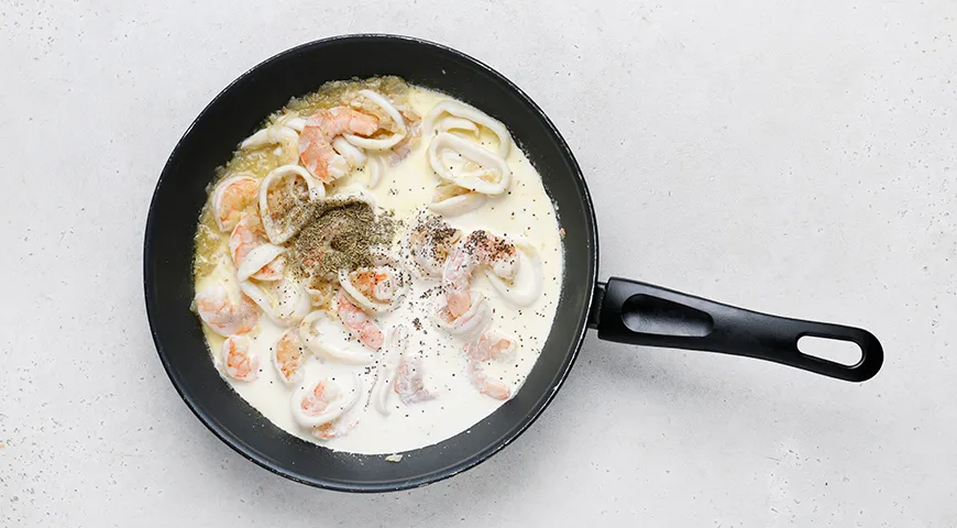 Паста с кальмарами и креветками в сливочном соусе