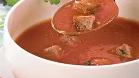 Легкий томатный суп с сухариками