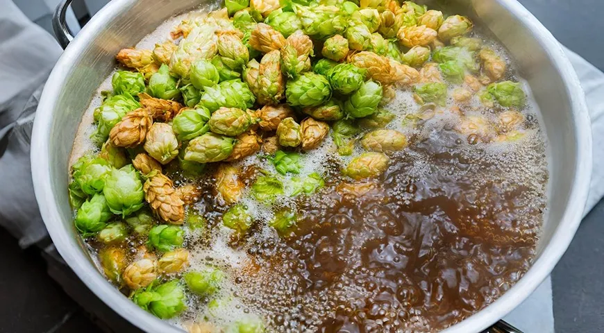 Хмель добавляют в сусло через 5 минут от начала кипячения