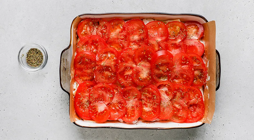 Картошка, запеченная с сосисками, помидорами и сыром