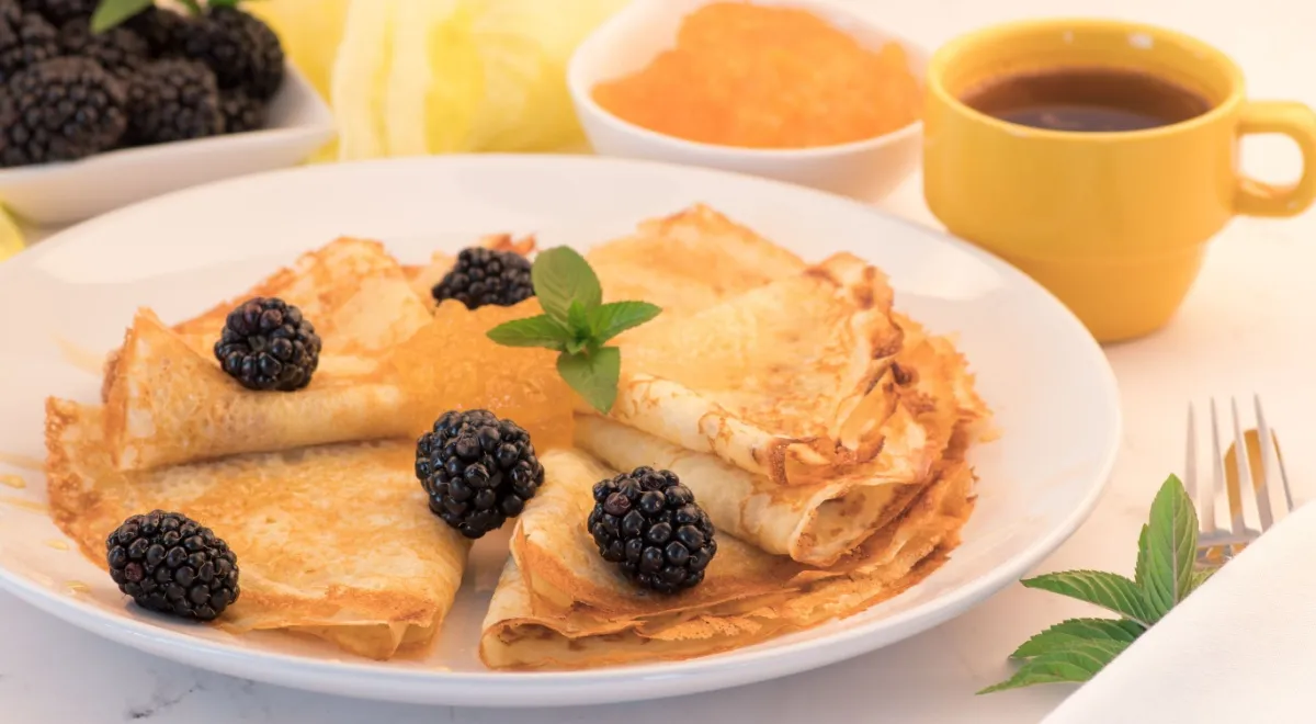 Французские блины можно подавать без начинки, просто посыпав сахарной пудрой или со свежими ягодами