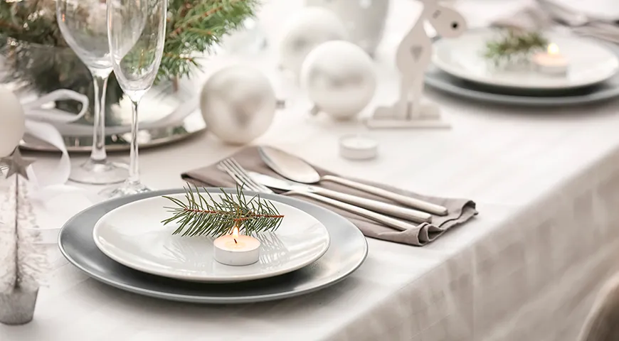 Красиво украсить новогодний стол поможет натуральная или декоративная хвоя