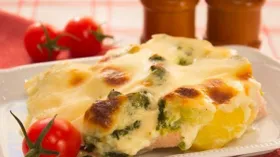 Запеканка с индейкой и брокколи под соусом бешамель