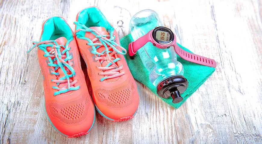 Для бега нужна максимально удобная обувь, одежда по сезону, бутылка с водой