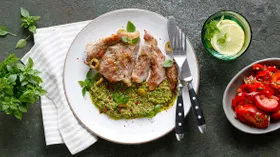 Салат из сладких помидоров с пикантной заправкой и свиные отбивные, которые тают во рту