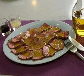 Маринованный ростбиф с майораном, оливковым маслом и горчицей