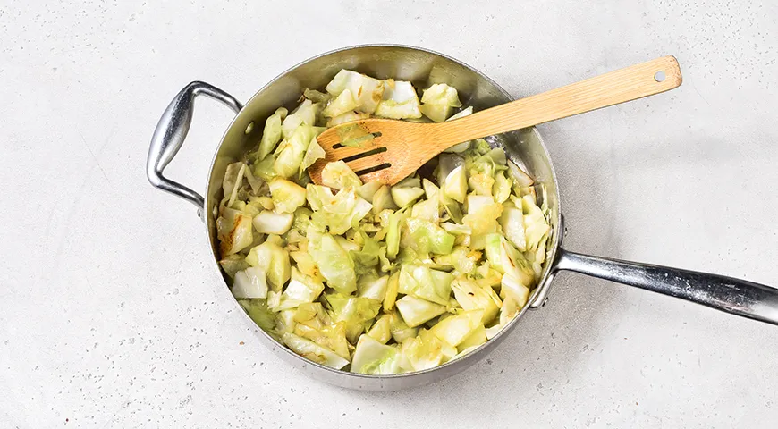 Жареная молодая капуста в яичной заливке