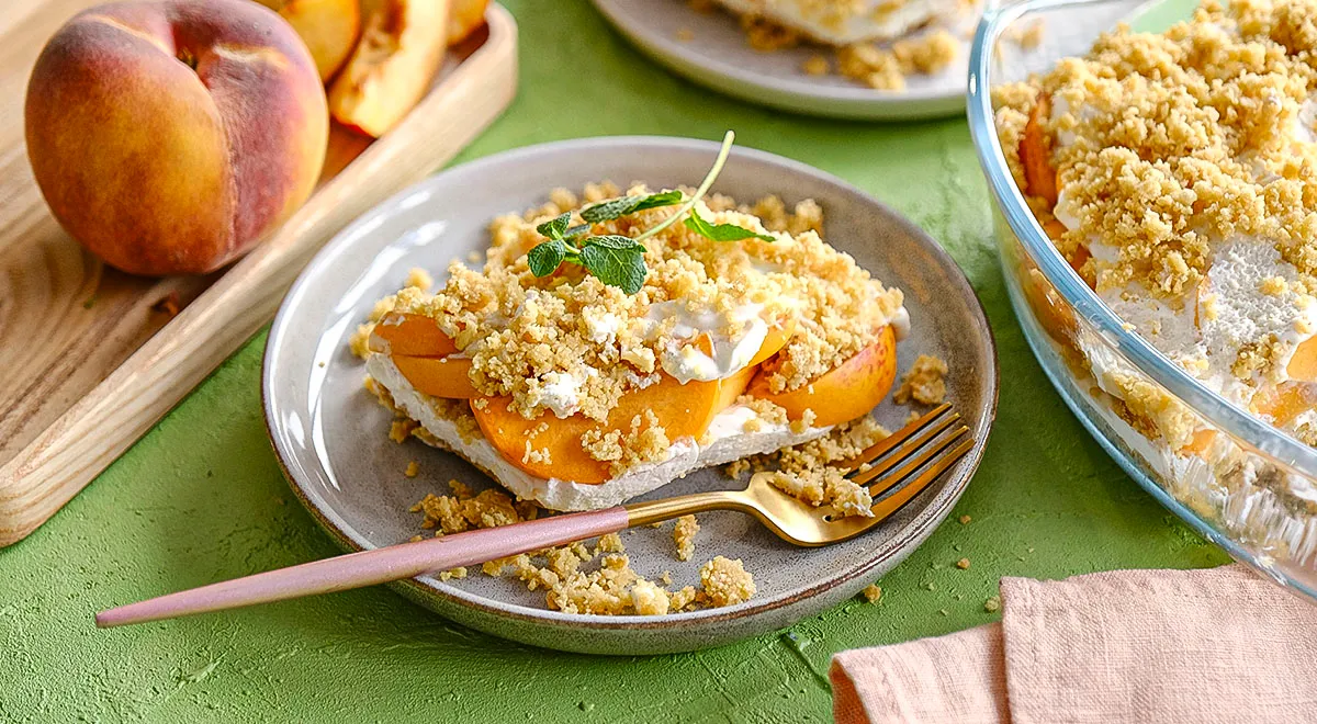 Сливочный десерт с персиками