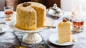 Торт «Наполеон»: кто его придумал и как он стал одним из самых знаменитых десертов