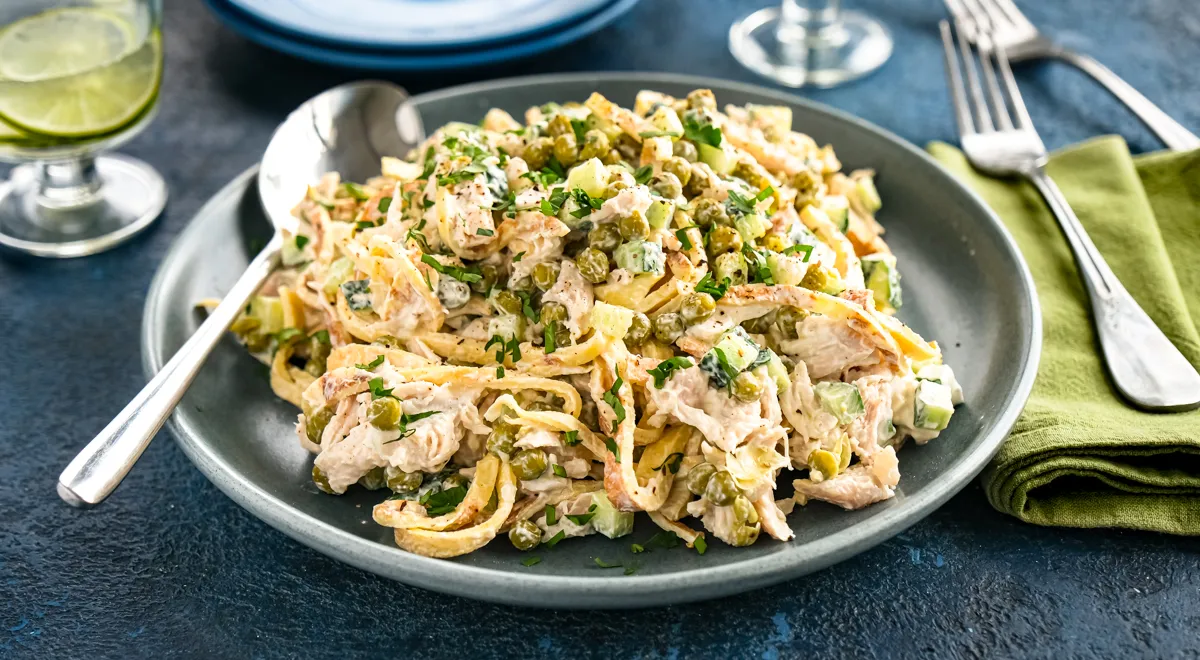 Рецепт салата с яичными блинчиками, консервированным зеленым горошком и курицей