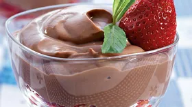 Замороженный шоколадный йогурт с клубникой