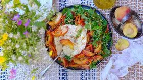 Французский салат с камамбером, шпинатом и нектаринами