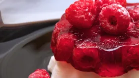 Малиновый десерт со сливками
