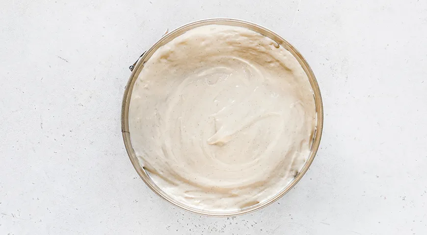 Бисквитный пирог с кремом из творожного сыра, сметаны и сгущенки