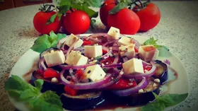 Салат из баклажанов и печёного перца с соусом "Наршараб"