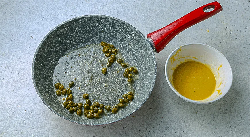 Теплый салат с курицей и каперсами
