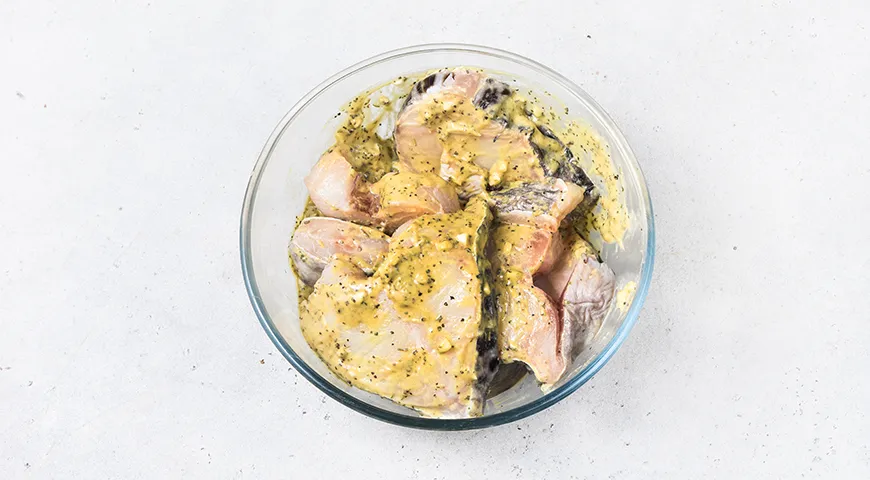 Стейк зубатки, запеченный с сыром и помидорами в духовке