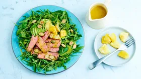 Салат со стейком, авокадо и соленым лимоном