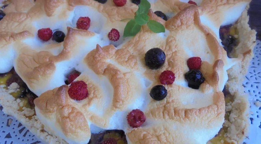 Рецепт рассыпчатого пирога с ягодами и безе