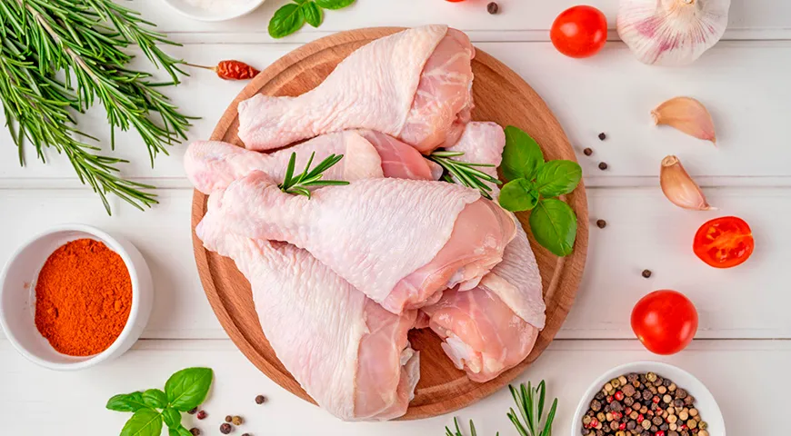 В промышленном производстве преобладают куриные голени стандартного размера, с тонкой светлой кожей и равномерной структурой волокон