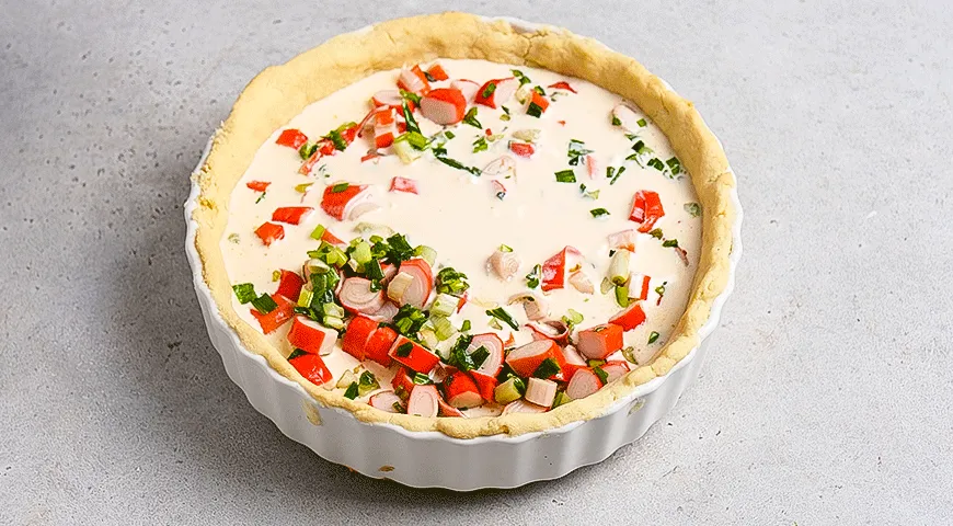 Пирог с зеленым луком и крабовыми палочками