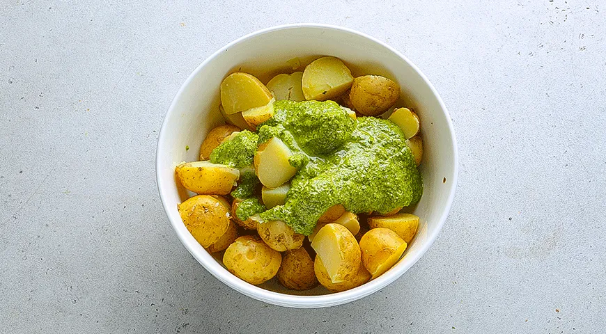 Картофельный салат с зеленым ореховым соусом