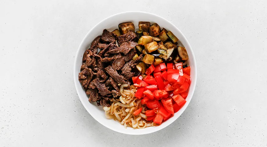 Теплый салат с говядиной и баклажанами