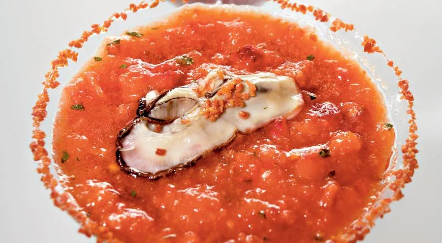 Клубничный гаспачо с устрицей и пылью из хамона