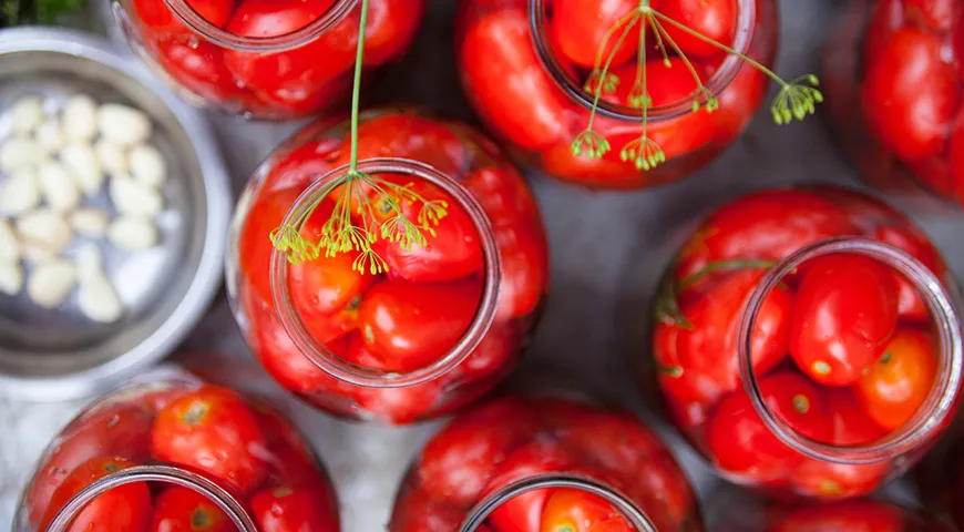 Вкус маринованных помидоров зависит от количества и соотношения специй, соли, сахара и уксуса. Подбирайте на свой вкус!