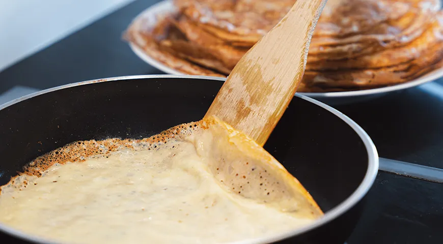 Если поверхность блинчика стала матовой, а по краям образовалась золотистая кромка, значит, его пора переворачивать