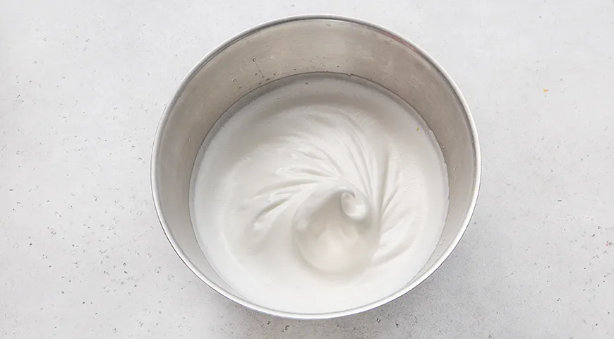 Бисквитный торт с клубникой