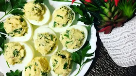 Фаршированные яйца с зеленью «по-домашнему»