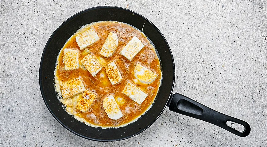 Жареный адыгейский сыр с яйцом