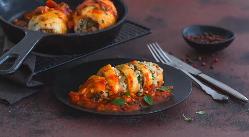 Фаршированные кальмары в томатном соусе