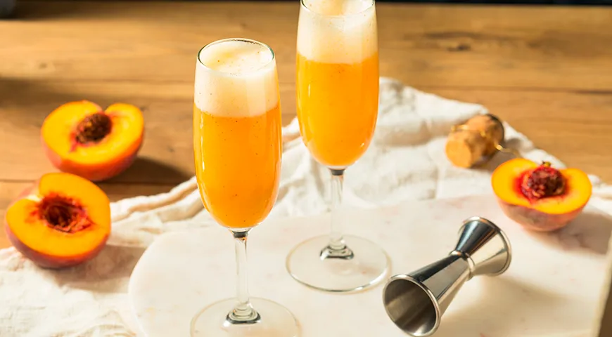 Коктейль «Беллини» — один из самых беспроигрышных, дуэт шампанского с мякотью персика