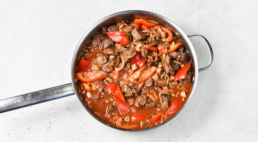 Гуляш из говядины с грибами