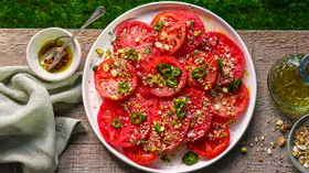 Салат из розовых томатов с орехами