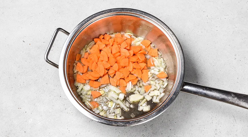 Тушеная капуста с картошкой и сосисками